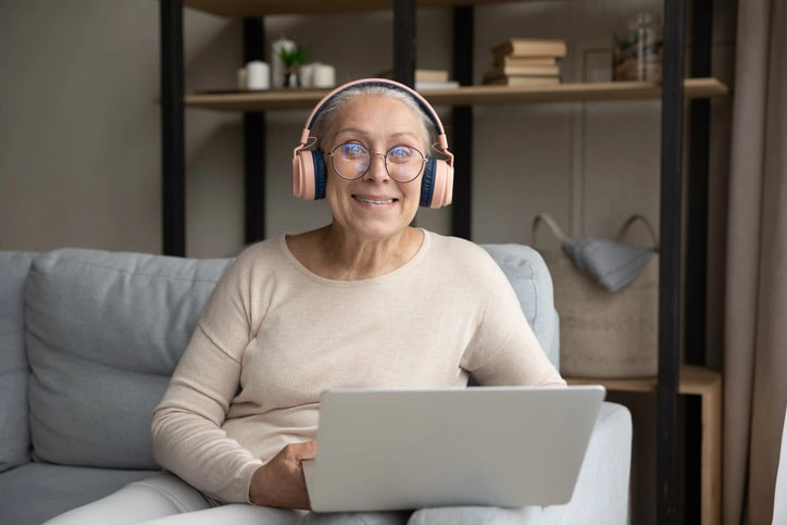 Middle-aged woman receiving online psychosocial recovery coaching